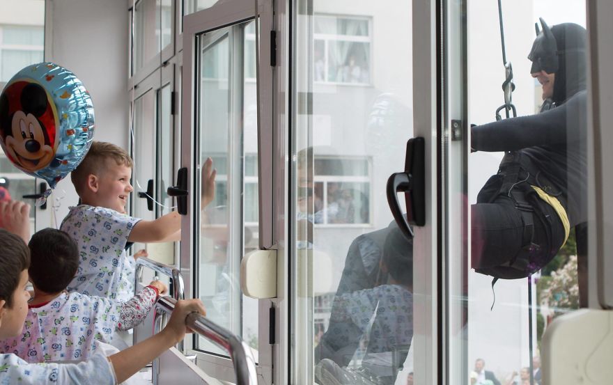 Ils se déguisent en super-héros pour redonner le sourire aux enfants hospitalisés | So Busy Girls