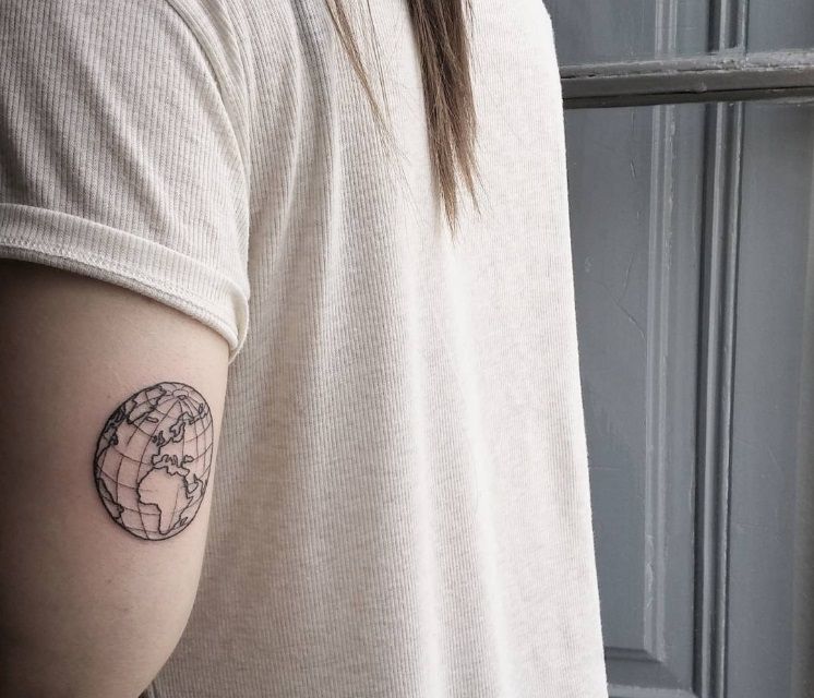 Un tatouage globe | So Busy Girls