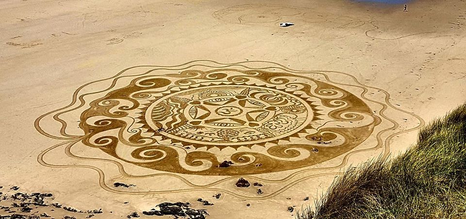 Cette créatrice réalise d'immenses mandalas magnifiques sur le sable des plages bretonnes | So Busy Girls