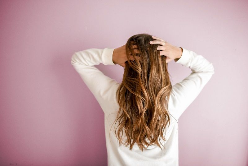 L'astuce naturelle pour sécher ses cheveux à l'air libre sans frisottis | So Busy Girls