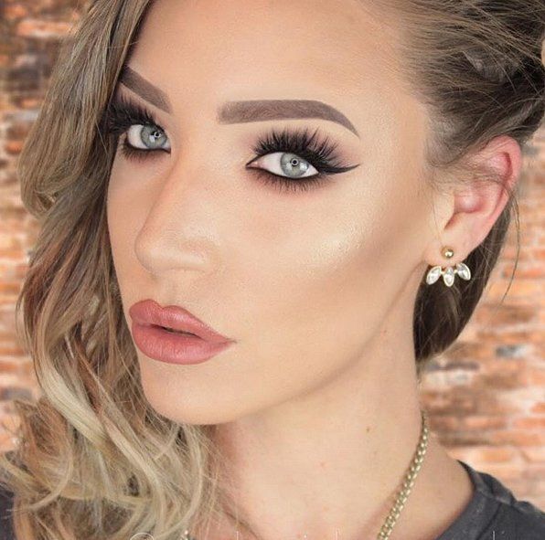 Un trait d'eyeliner avec une virgule fine | So Busy Girls