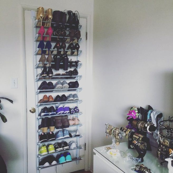Une étagère à chaussures derrière la porte | So Busy Girls