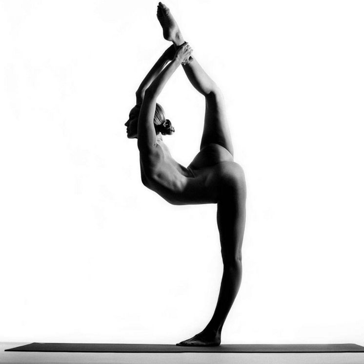 Cette jeune femme poste sur Instagram des postures de yoga qu'elle réalise nue | So Busy Girls