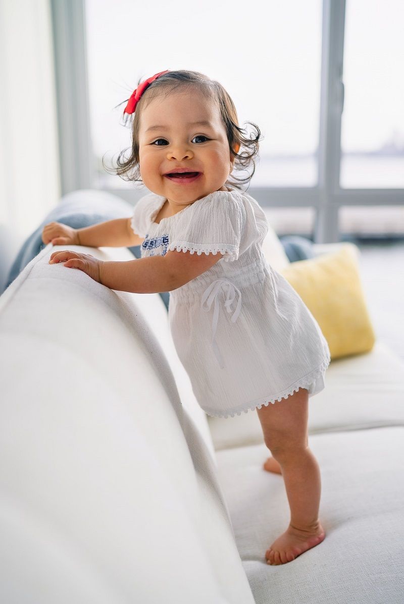 bebe-fille-debout-sur-le-canape