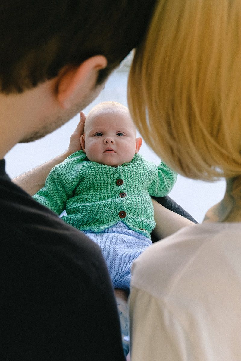 bebe-garcon-avec-maman-papa
