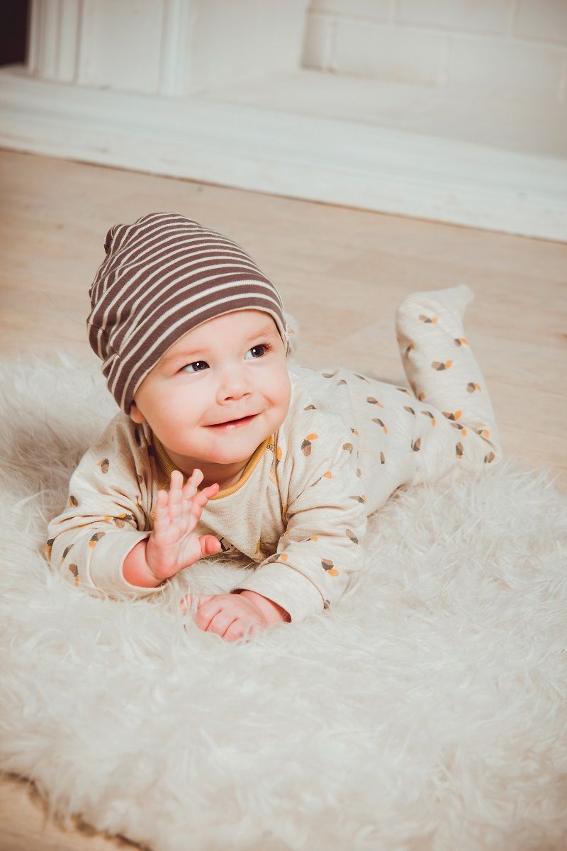 bebe-sourire-coucou-allonge