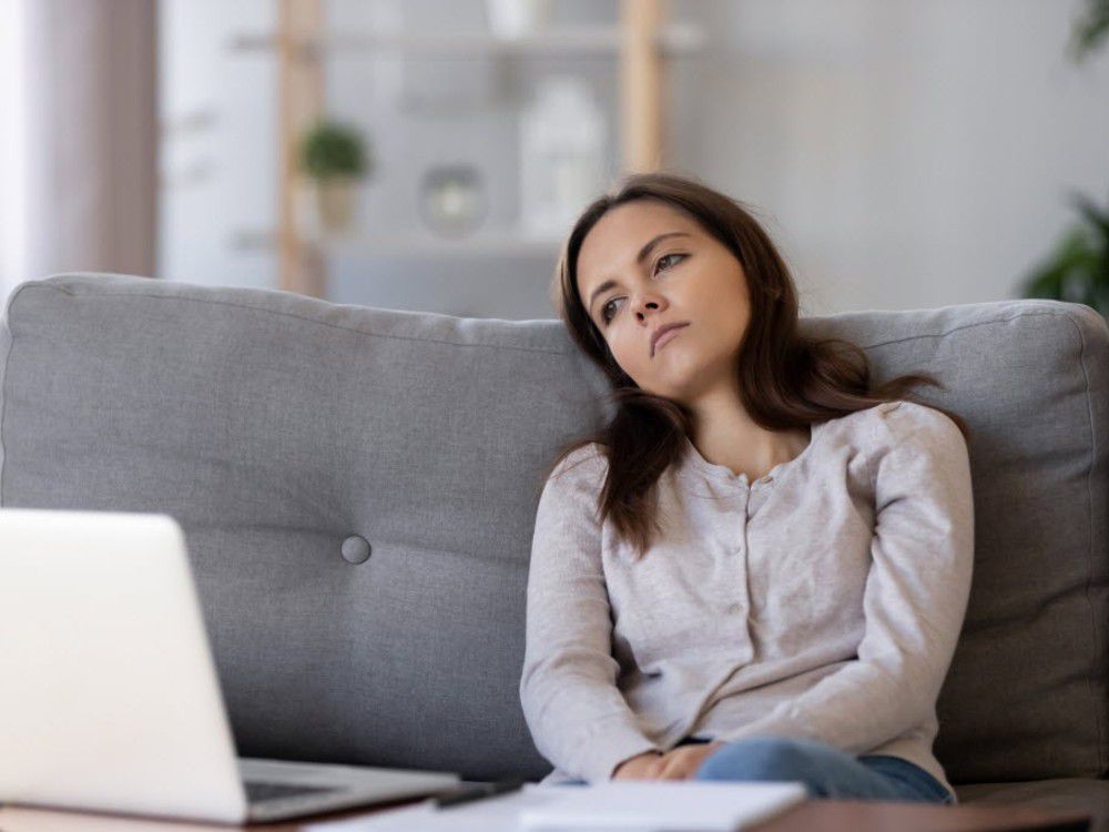 Pourquoi vous souffrez sûrement de languishing, l'émotion dominante de l'année 2021 | So Busy Girls