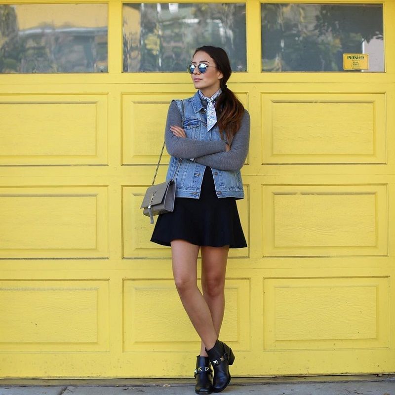 POUR UN LOOK MOTARDE AVEC UNE ROBE NOIRE ET UNE VESTE EN JEAN | So Busy Girls