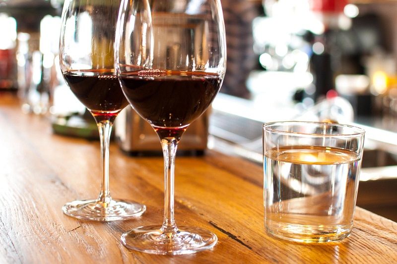 Pourquoi il faut boire plus d'eau quand on boit de l'alcool ?