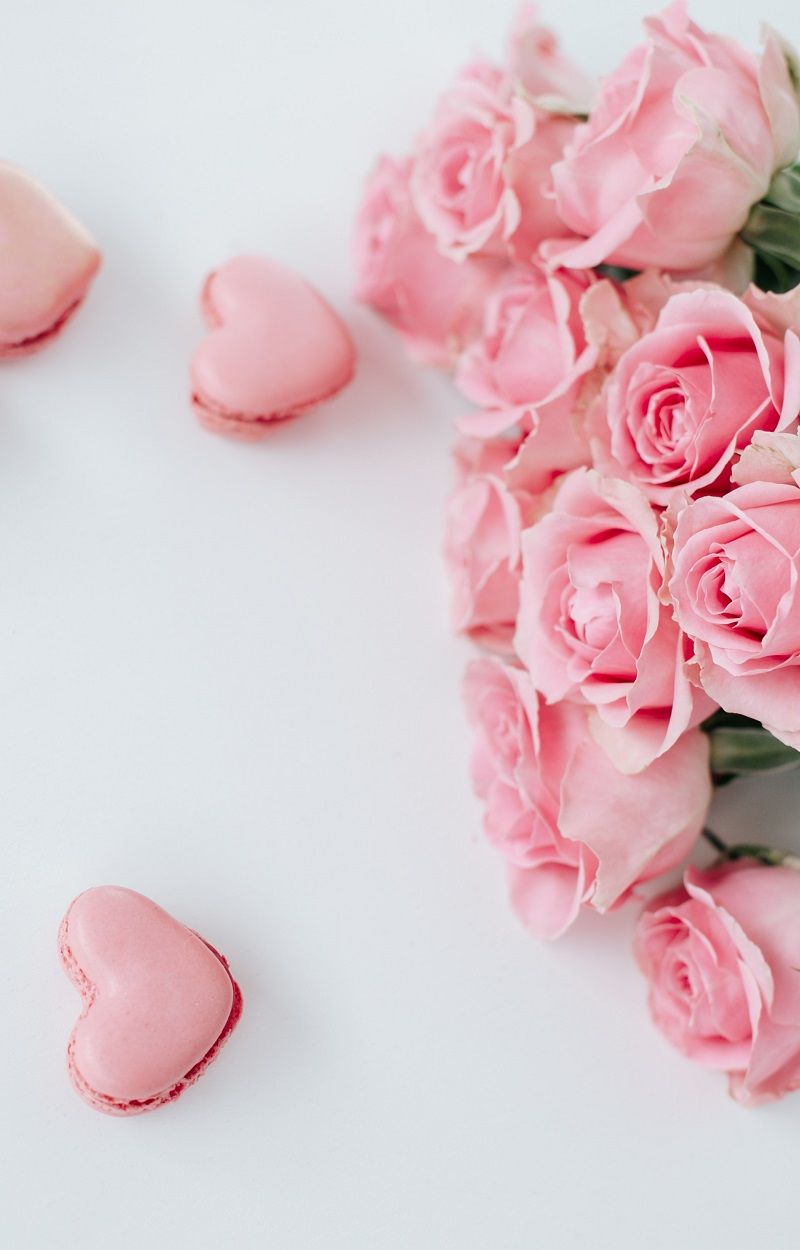 bouquet-roses-et-macarons-coeur-rose