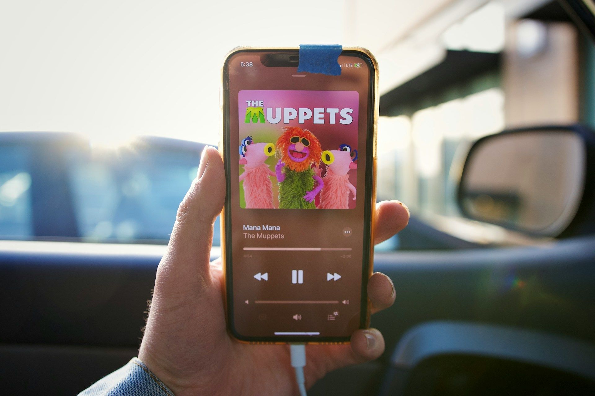 Comment bien charger son téléphone dans la voiture ?