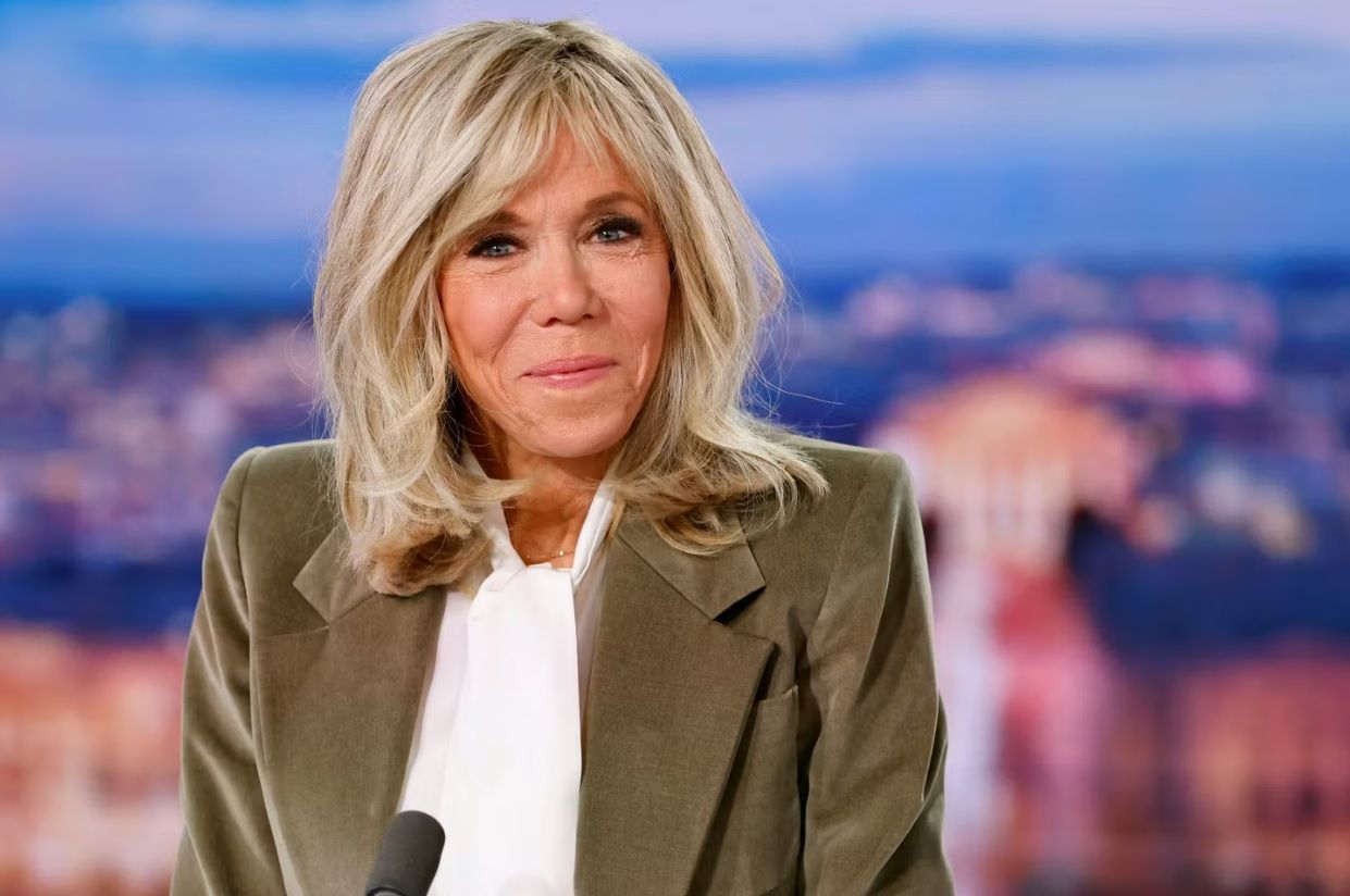 Je vous écoute en faisant mon courrier : la routine très discrète de Brigitte Macron dévoilée