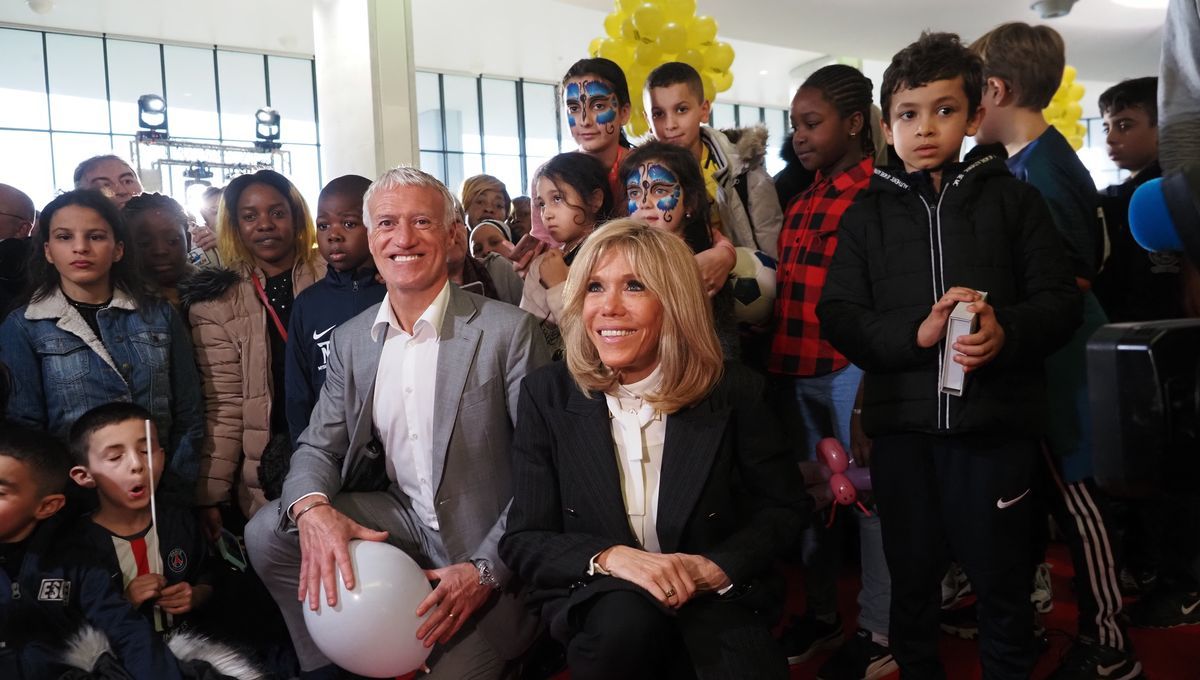 Brigitte Macron et Didier Deschamps &agrave; Disneyland : la complicit&eacute; musicale qui a marqu&eacute; les Pi&egrave;ces jaunes