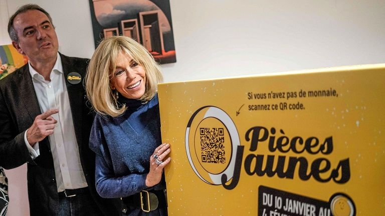 Brigitte Macron r&eacute;appara&icirc;t apr&egrave;s la pol&eacute;mique : cette sc&egrave;ne inattendue avec les enfants fait beaucoup parler