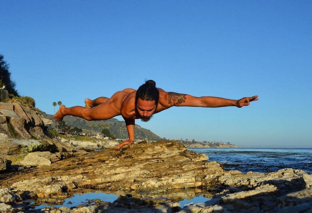 14 photos d'hommes nus en train de faire du yoga (c'est cadeau !) | So Busy Girls