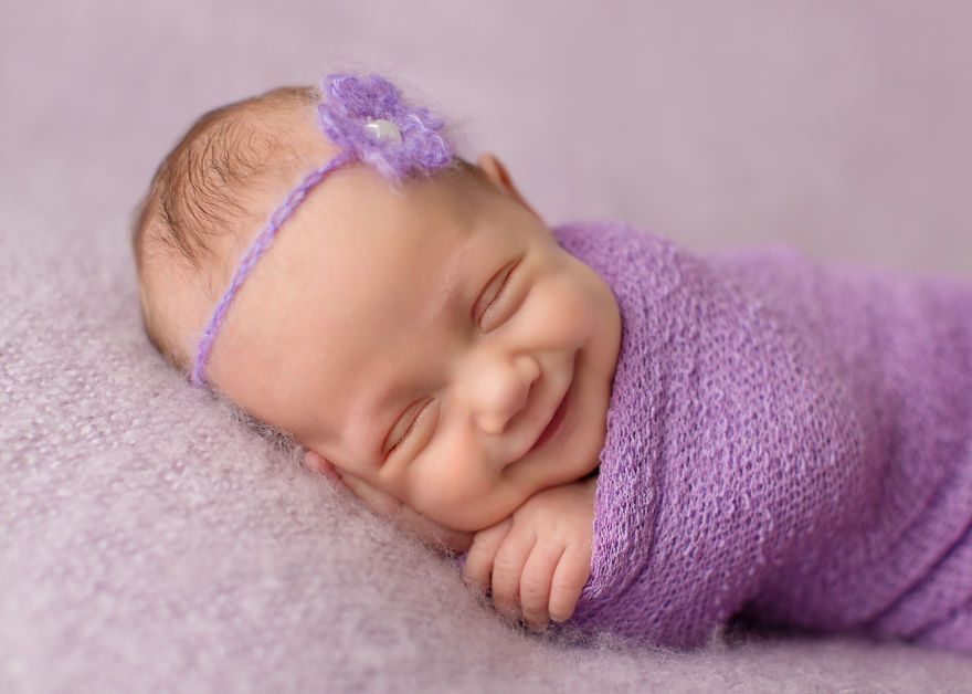 18 bébés qui sourient dans leur sommeil : vous ne pourrez pas vous empêcher de fondre ! | So Busy Girls