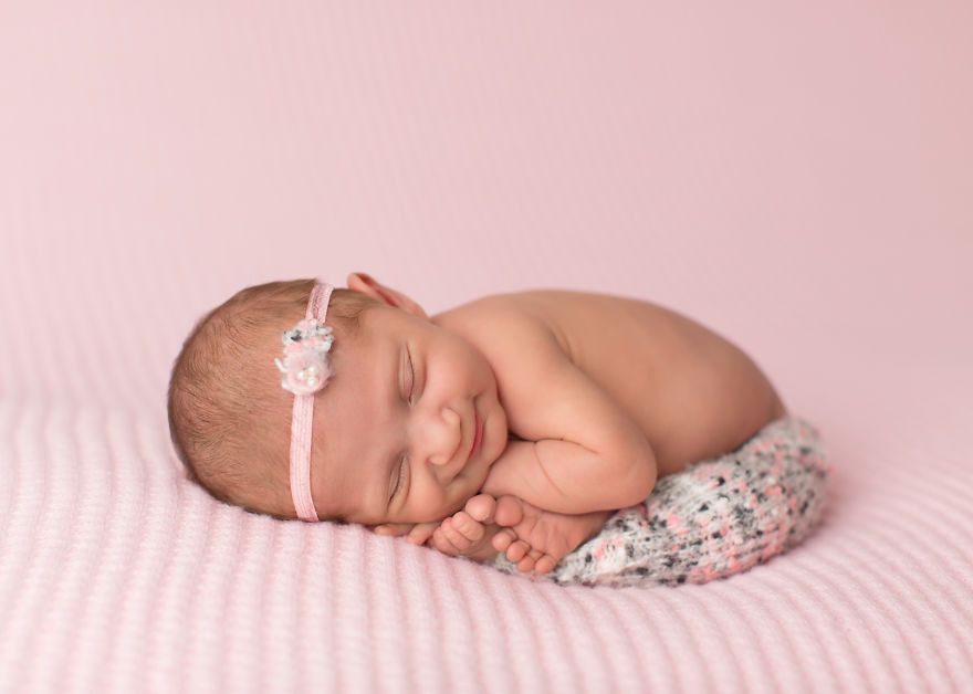 18 bébés qui sourient dans leur sommeil : vous ne pourrez pas vous empêcher de fondre ! | So Busy Girls