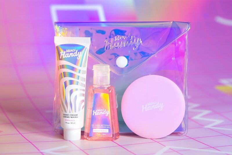 Merci Handy vient de sortir une trousse licorne aux reflets cosmiques remplis de soins arc-en-ciel | So Busy Girls