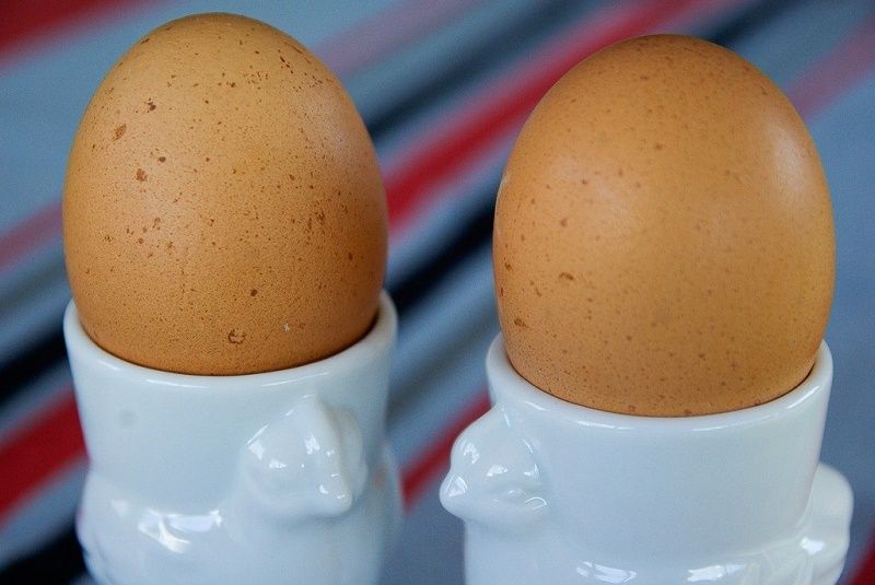 Pour éplucher un oeuf dur facilement, ajoutez ça avant l'ébullition | So Busy Girls