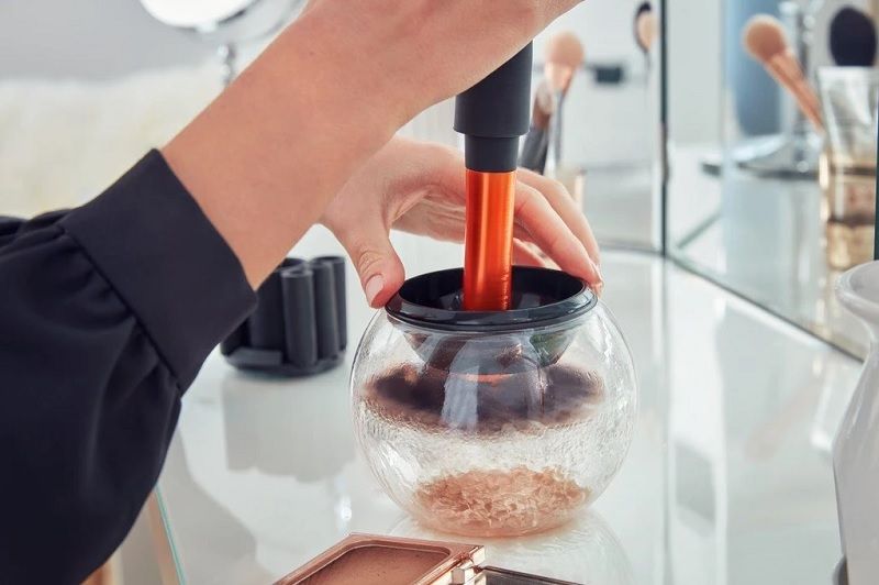 Grâce à cet appareil génial, on peut nettoyer et sécher ses pinceaux à maquillage en seulement 30 secondes | So Busy Girls