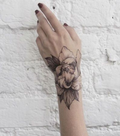 16 idées de tatouages sublimes à se faire sur les mains | So Busy Girls
