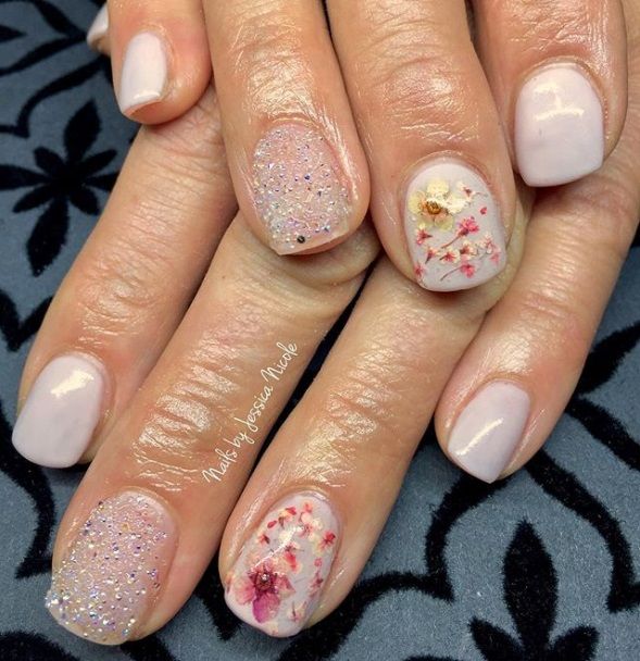 La dernière tendance nail art avec des fleurs séchées est parfaite pour toutes celles qui veulent prolonger l'été | So Busy Girls