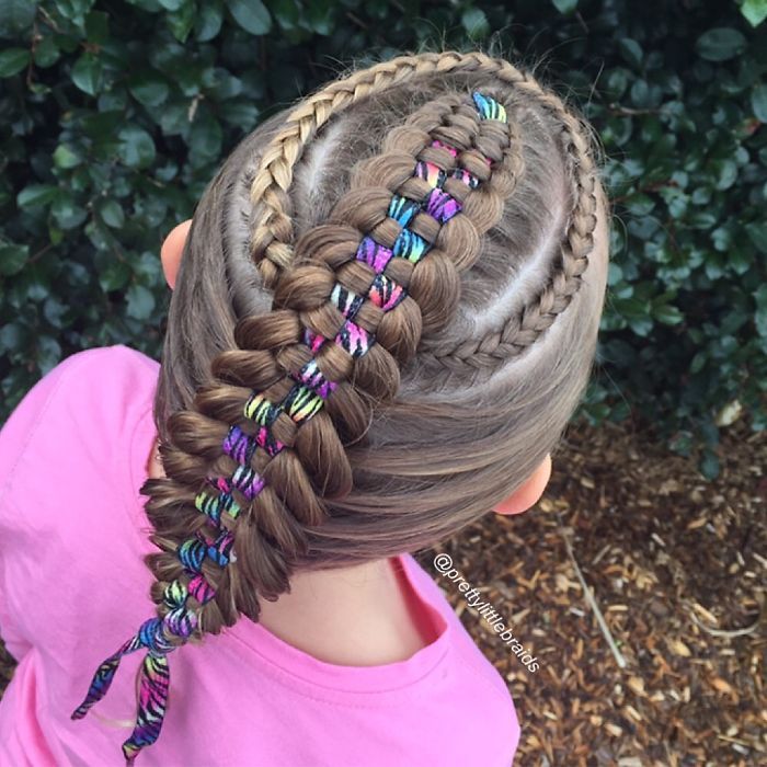 Cette maman fait des tresses impressionnantes et complexes à sa fille tous les matins avant d'aller à l'école | So Busy Girls