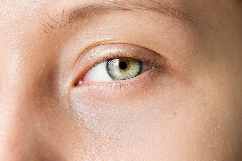 Comment protéger la zone délicate des yeux du vieillissement prématuré de la peau | So Busy Girls