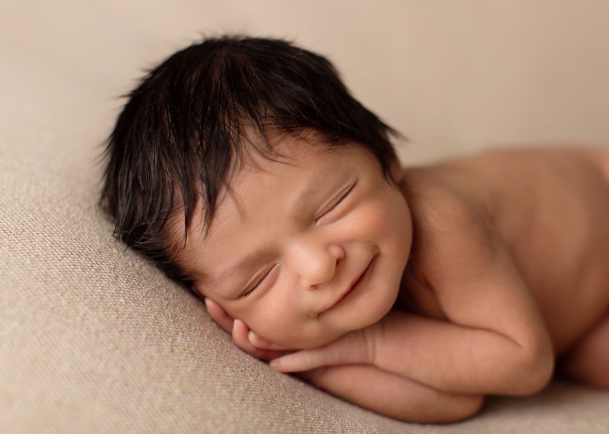 18 bébés qui sourient dans leur sommeil : vous ne pourrez pas vous empêcher de fondre ! | So Busy Girls
