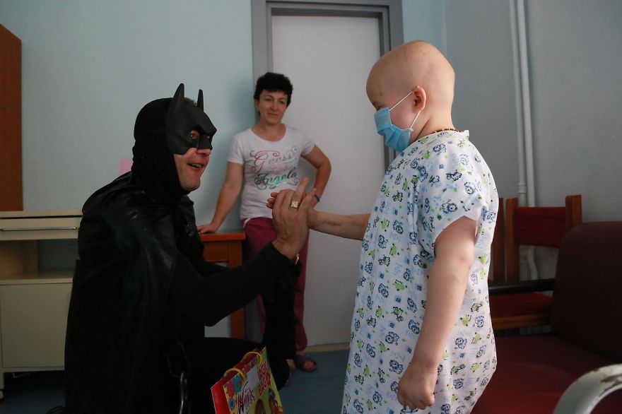 Ils se déguisent en super-héros pour redonner le sourire aux enfants hospitalisés | So Busy Girls