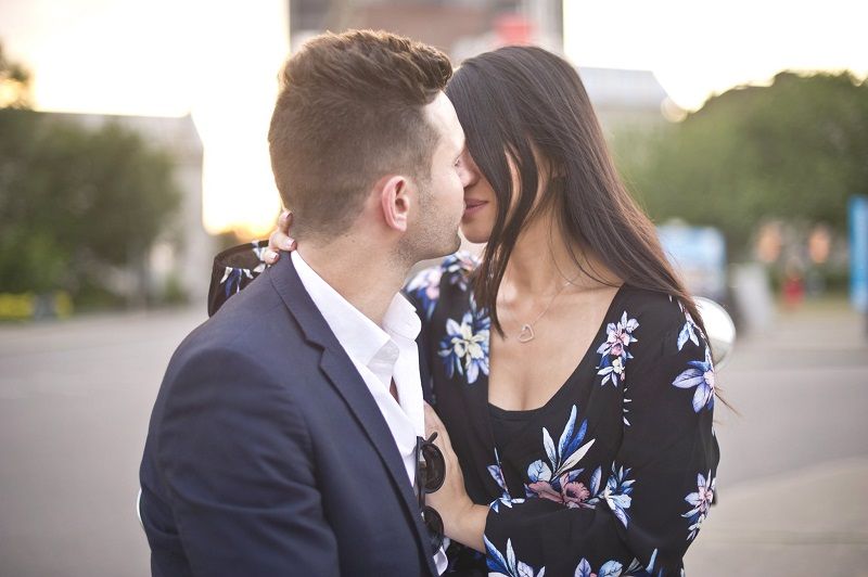 D'après une étude, être heureux en couple fait grossir ! | So Busy Girls