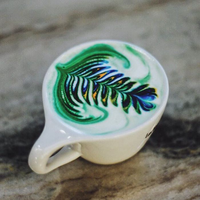 Il sert les plus jolis cafés au monde grâce à des motifs colorés incroyables | So Busy Girls