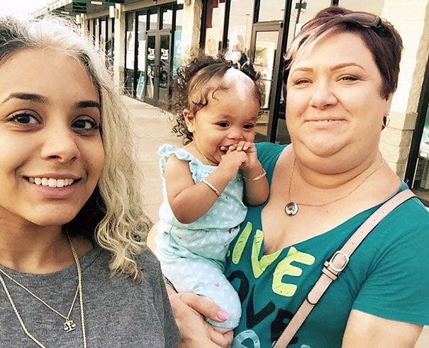 Cette petite fille est née avec la même mèche de cheveux blancs que sa maman | So Busy Girls