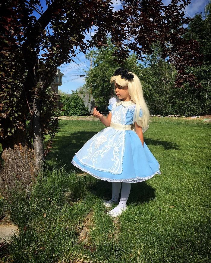 Ce papa recrée les robes des Princesses Disney pour sa fille, et elles sont époustouflantes ! | So Busy Girls