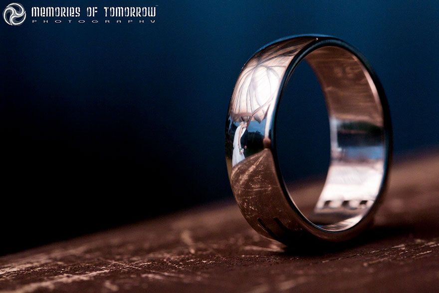 Il prend des photos de mariage sublimes dans le reflet des alliances | So Busy Girls