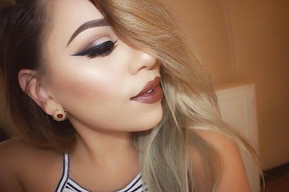 Avec un rouge à lèvres et un smokey eye neutres | So Busy Girls