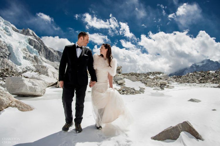 Ce couple se marie sur le Mont Everest après un trek de 3 semaines, et leurs photos sont incroyables ! | So Busy Girls