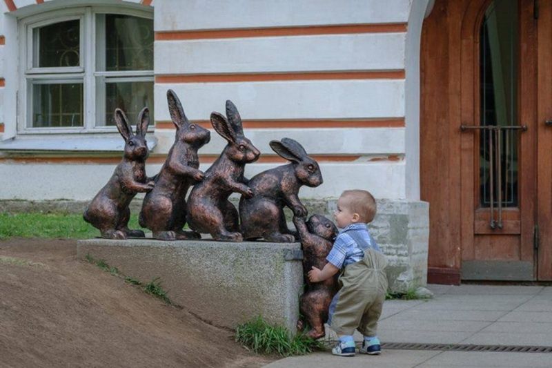 25 personnes qui savent faire des photos amusantes quand elles voient une statue | So Busy Girls