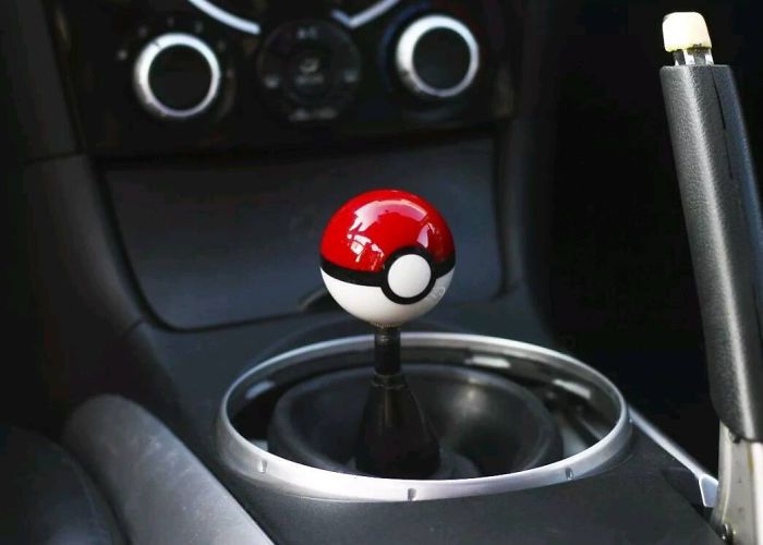 Un pommeau de levier de vitesse Pokéball | So Busy Girls
