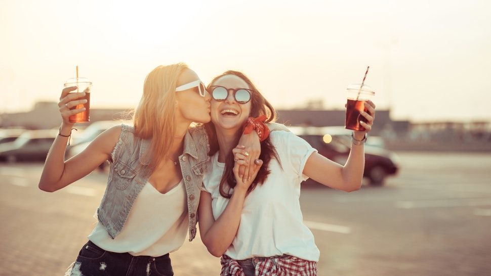 Ces 3 signes astrologiques font les meilleurs amis | So Busy Girls