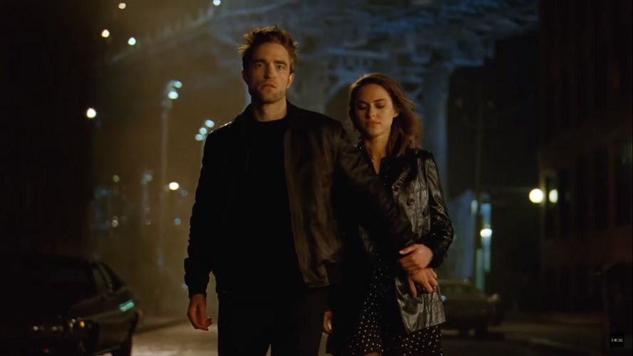 Robert Pattinson affiche son charme ravageur dans la nouvelle campagne parfum Dior | So Busy Girls