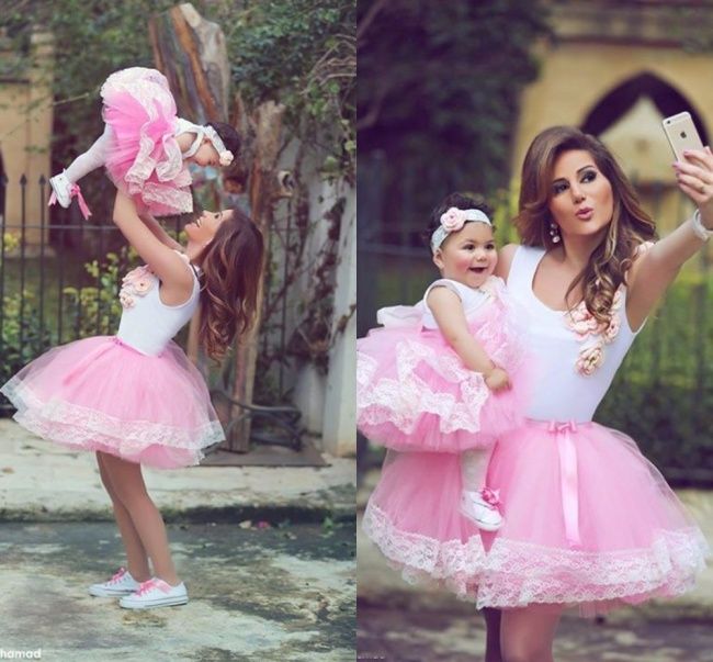 Ces mamans et leur petite fille se ressemblent vraiment comme 2 gouttes d'eau ! Et c'est tellement craquant... | So Busy Girls