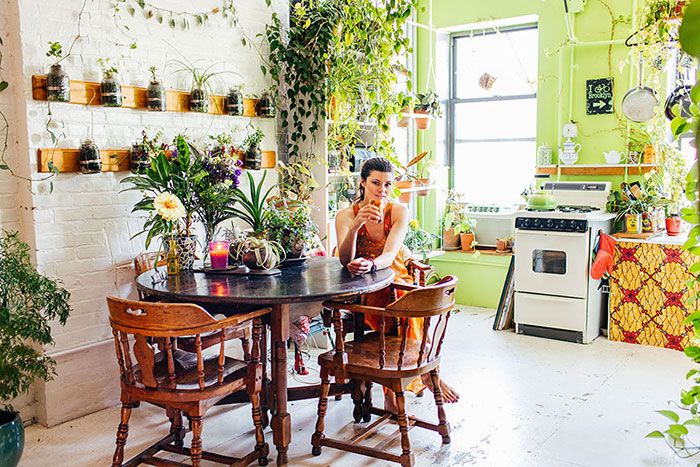Cette jeune femme a planté plus de 500 plantes dans son appartement new-yorkais et l'a transformé en vrai jungle d'intérieur | So Busy Girls