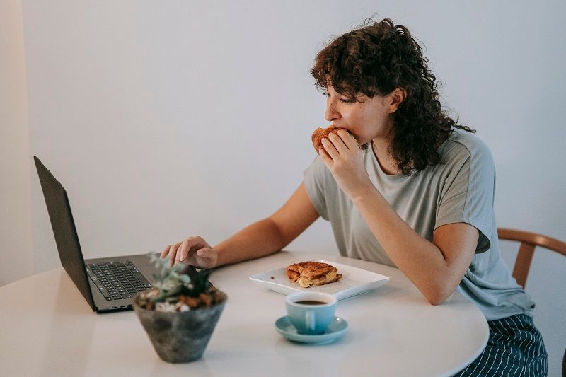 Pourquoi vous devez perdre l'habitude de manger devant votre ordinateur | So Busy Girls