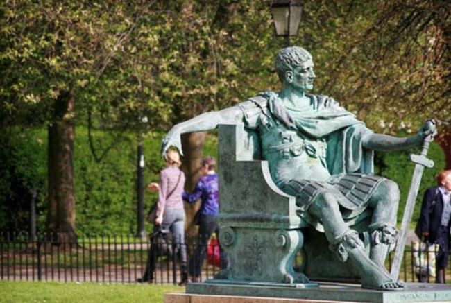 25 personnes qui savent faire des photos amusantes quand elles voient une statue | So Busy Girls