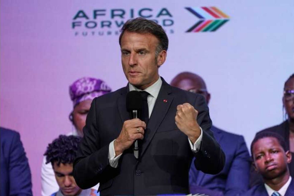 “Hey ! Hey ! Hey !” : le moment où Emmanuel Macron a perdu patience en pleine table ronde au Kenya | So Busy Girls