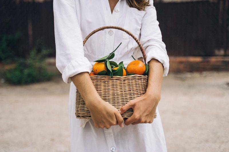 Ces couleurs attirent les moustiques : voici les vêtements à éviter pour ne plus vous faire piquer | So Busy Girls