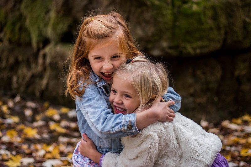 calin-petites-filles