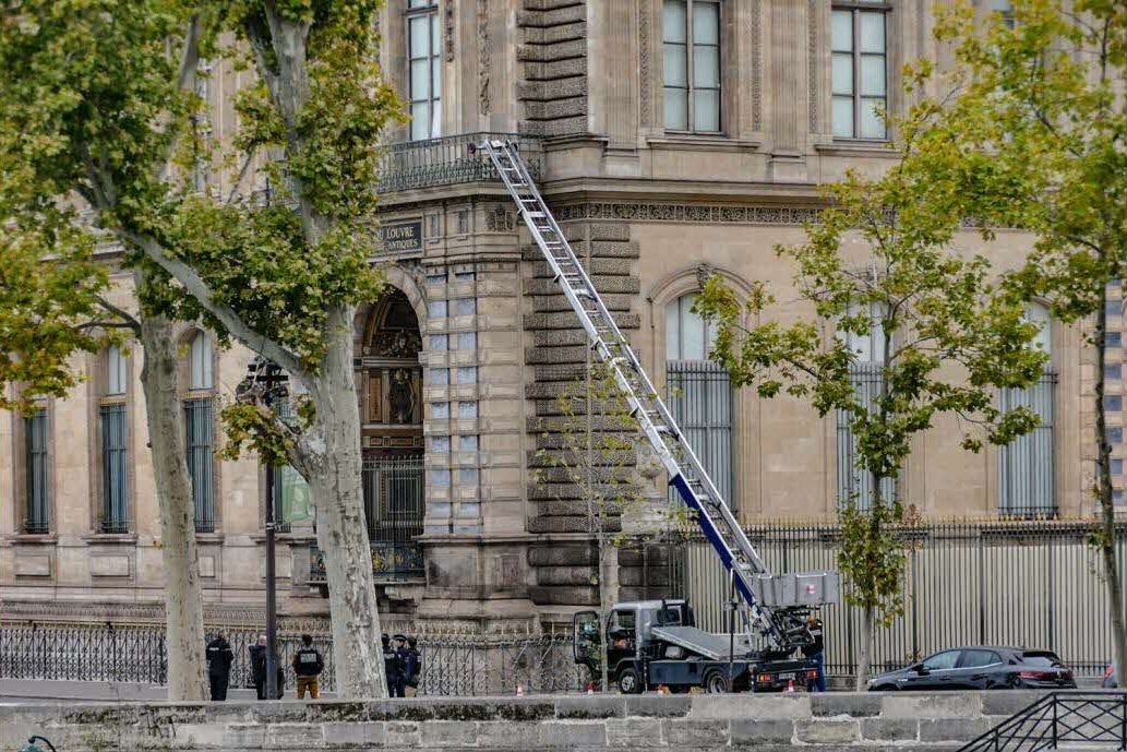 Cambriolage au Louvre : le vendeur du monte-charge fait le buzz avec une pub provocante