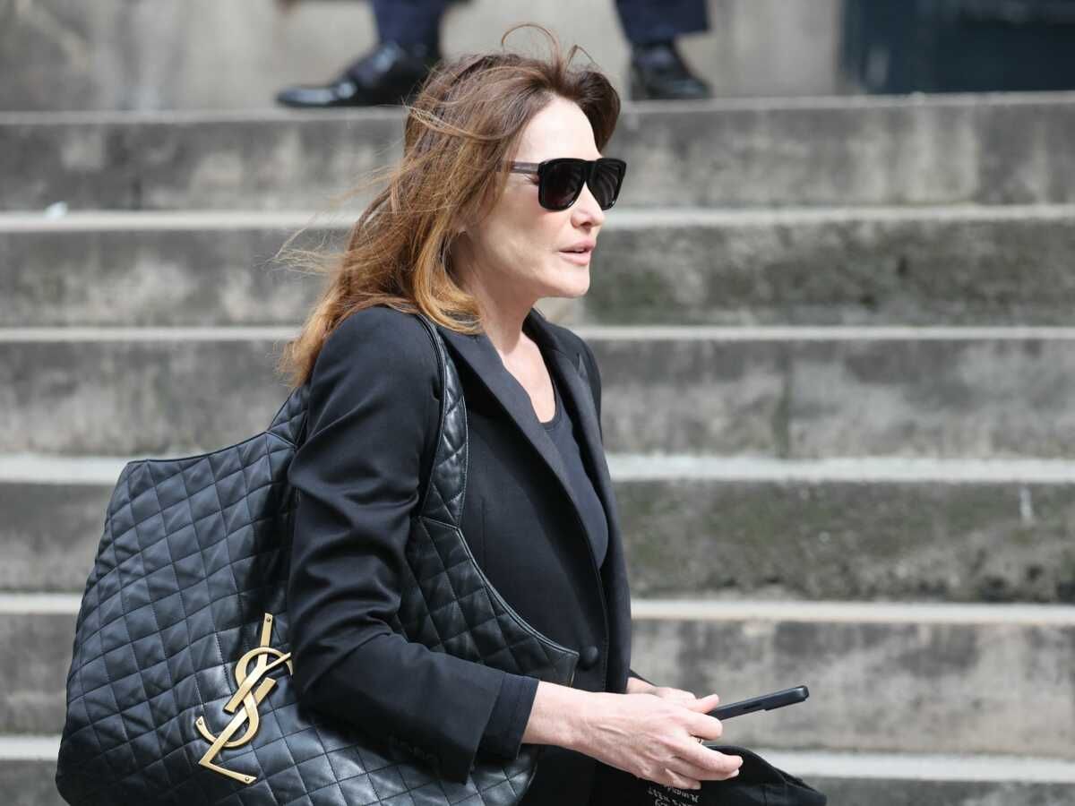 Repose en paix : Carla Bruni en deuil, ses adieux &eacute;mouvants &agrave; cet homme qui a beaucoup compt&eacute; dans sa vie